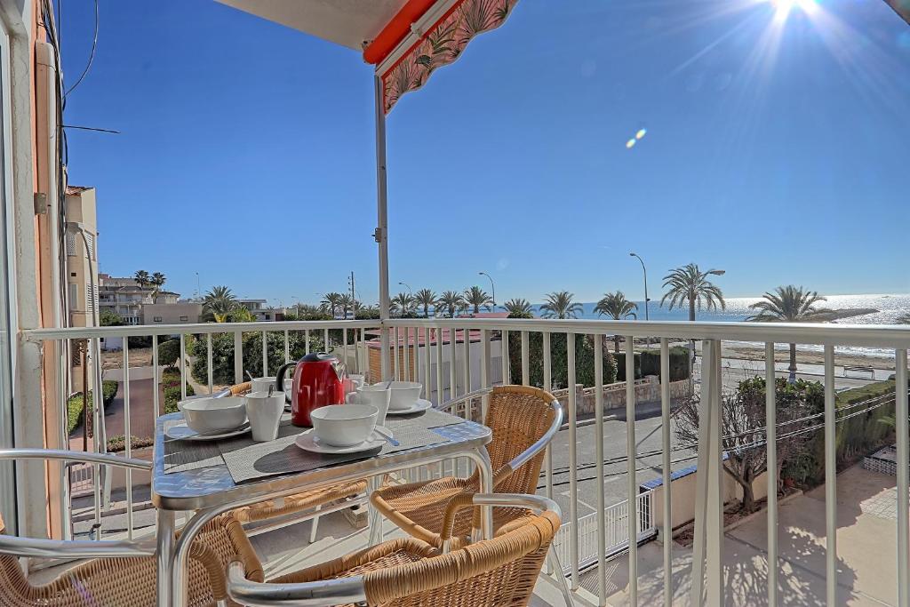 patio con mesa y sillas en el balcón en 036 - Sierramar 001 - comfortHOLIDAYS, en Santa Pola