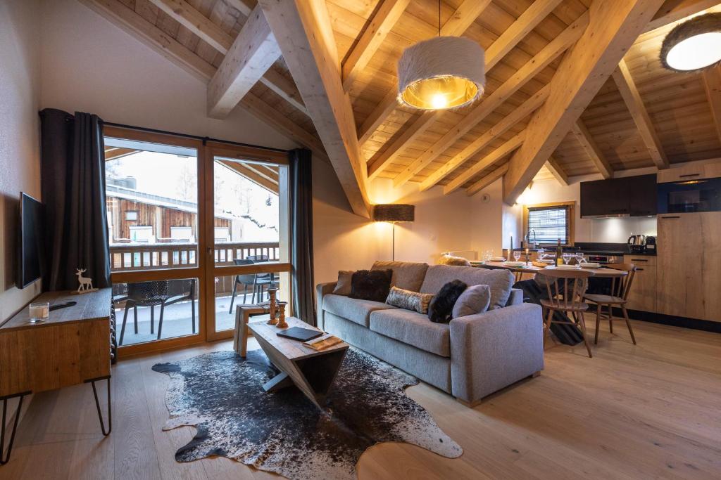 uma sala de estar com um sofá e uma mesa em TERRESENS - Neige et Soleil em Les Deux Alpes
