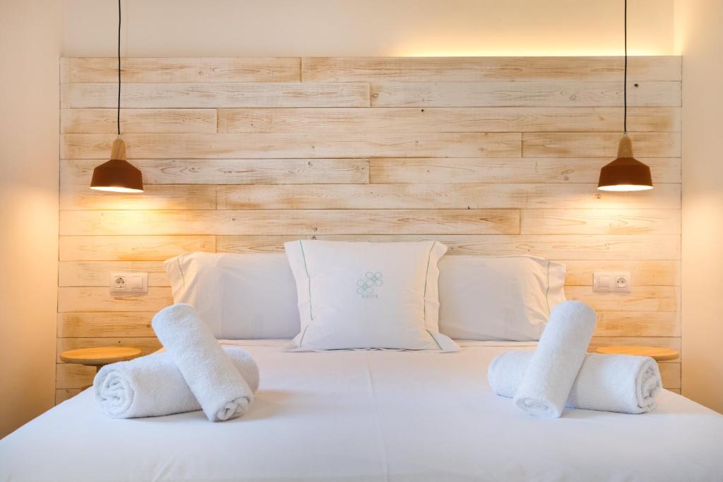 A bed or beds in a room at Violeta Boutique
