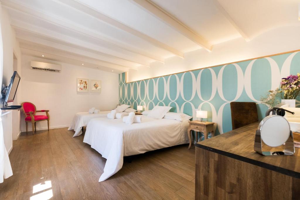A bed or beds in a room at Violeta Boutique