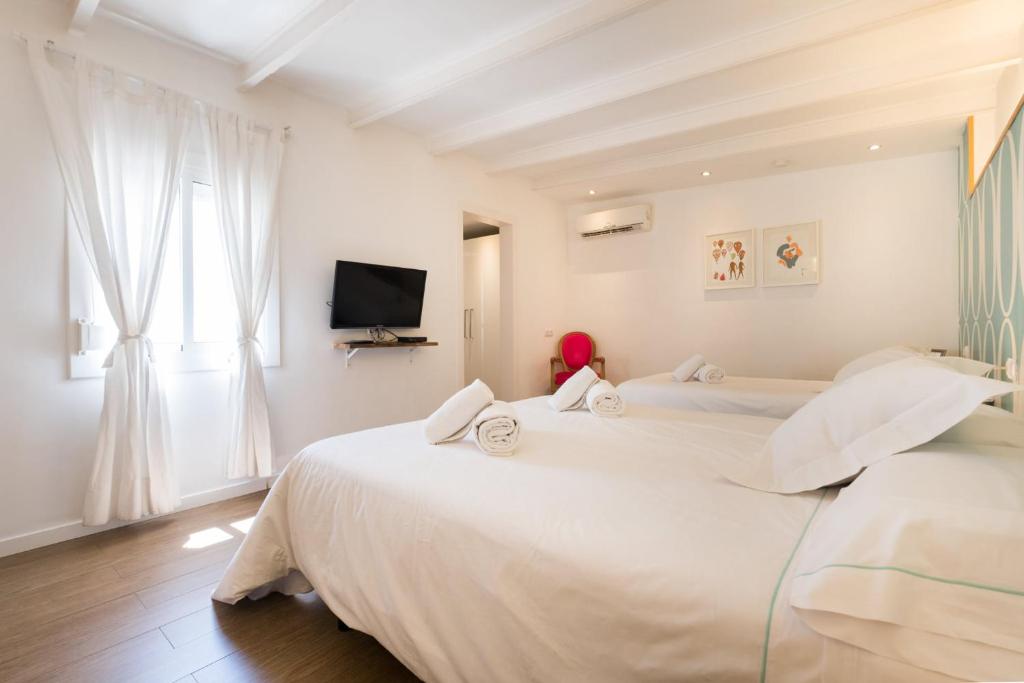A bed or beds in a room at Violeta Boutique