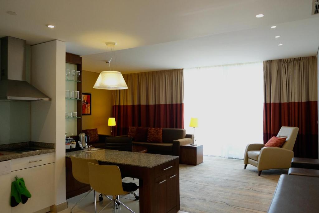 Posezení v ubytování Staybridge Suites Beirut by IHG