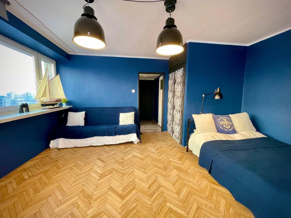 Posteľ alebo postele v izbe v ubytovaní Super Apartament BLUE Ścisłe Centrum Dwie Linie Metra Netflix WiFi 300 Mbs Panorama Miasta