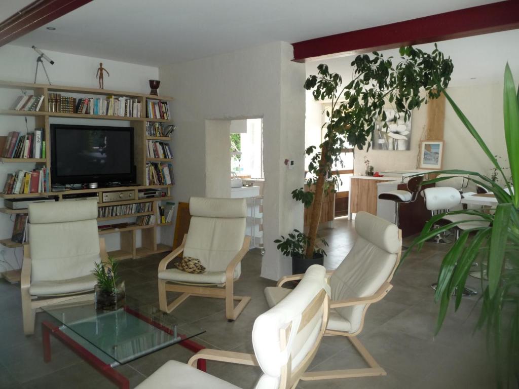 TV a/nebo společenská místnost v ubytování L'Anagramme, chambres, table d'hôtes et gîte pour adultes, naturistes ou non !