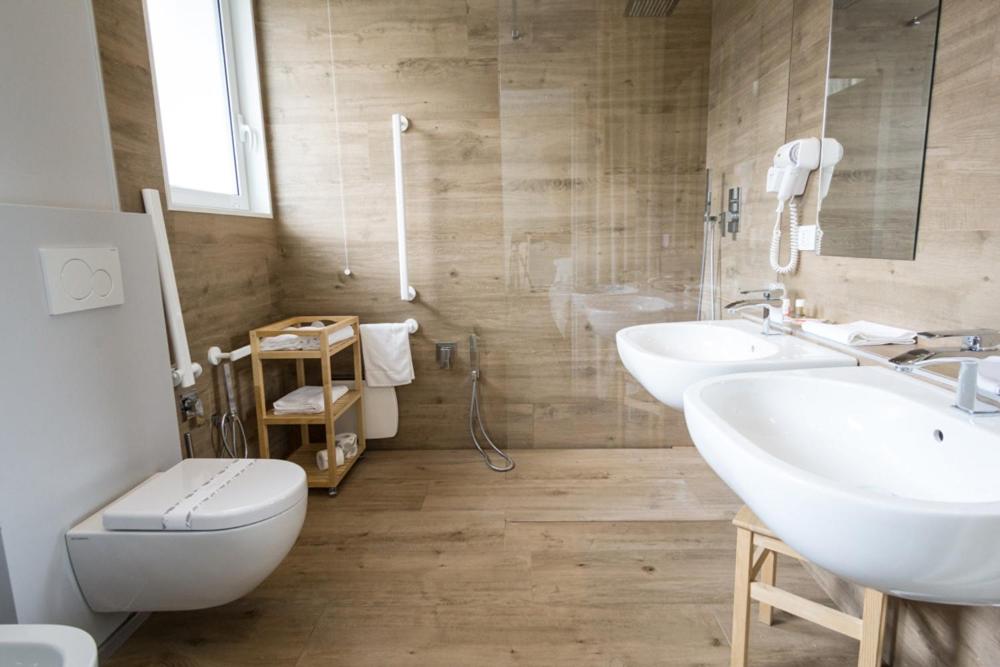 Koupelna v ubytování M14 Hotel & Spa