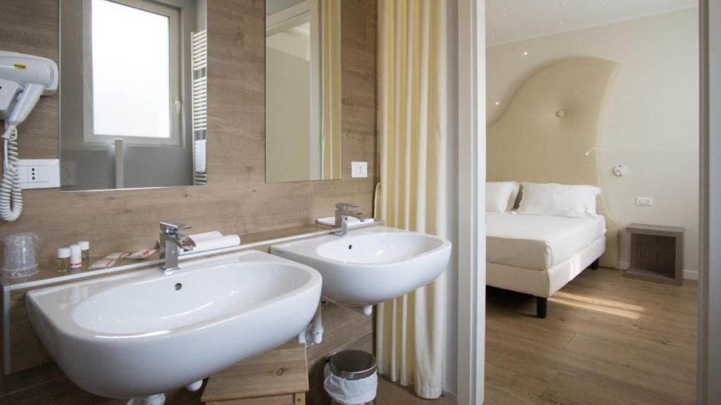 Koupelna v ubytování M14 Hotel & Spa