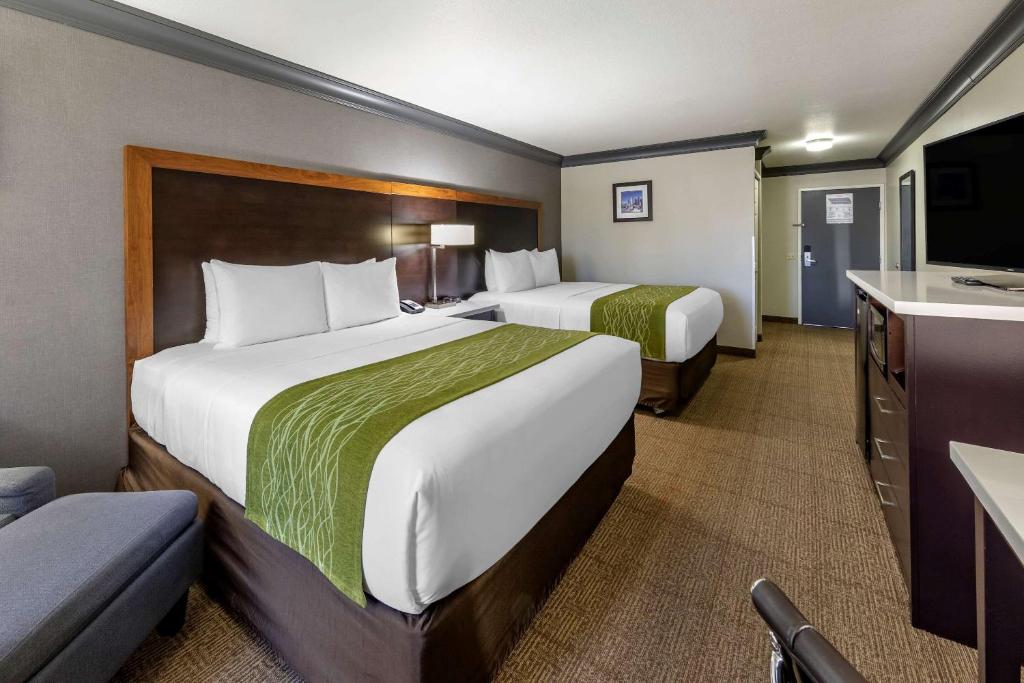 Säng eller sängar i ett rum på Comfort Inn & Suites Near Universal - N Hollywood - Burbank