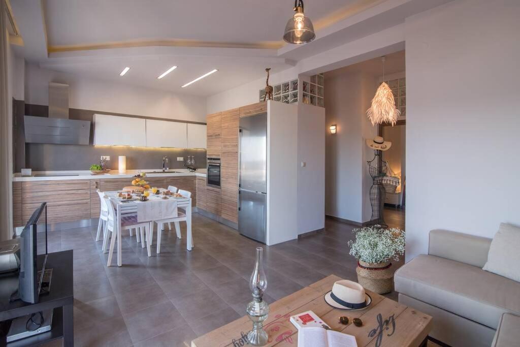 Η κουζίνα ή μικρή κουζίνα στο Ioanna Bayview Luxury Apartment 2BDR