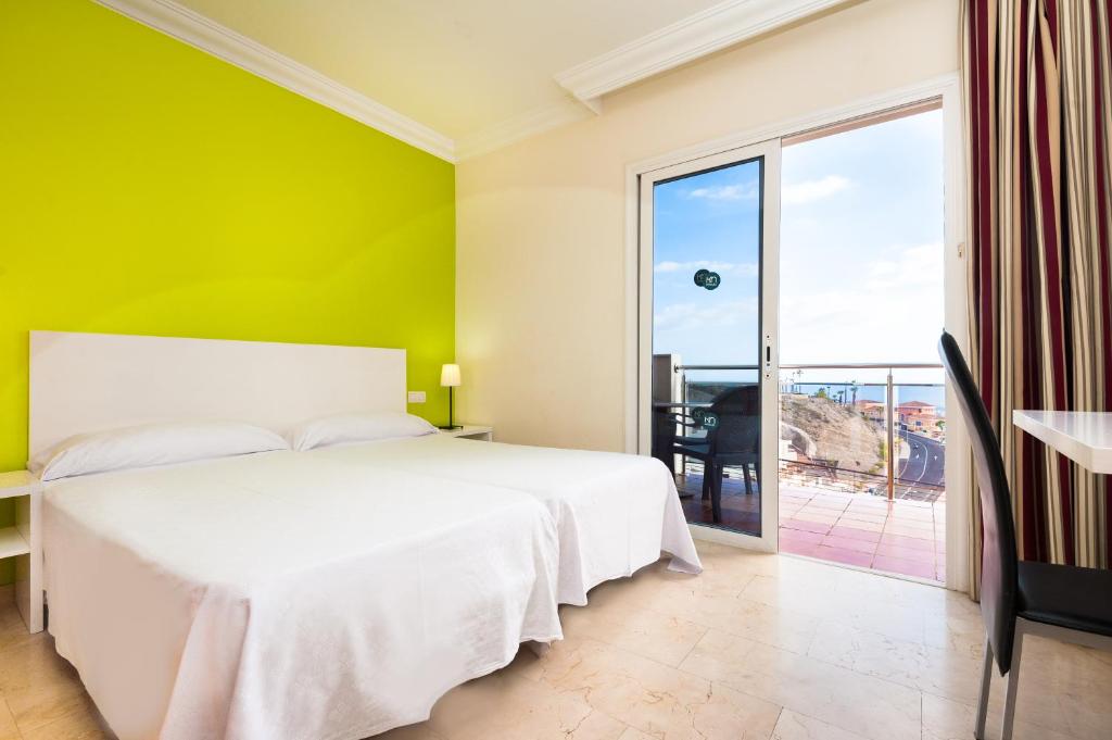 A bed or beds in a room at Kn Aparthotel Panorámica