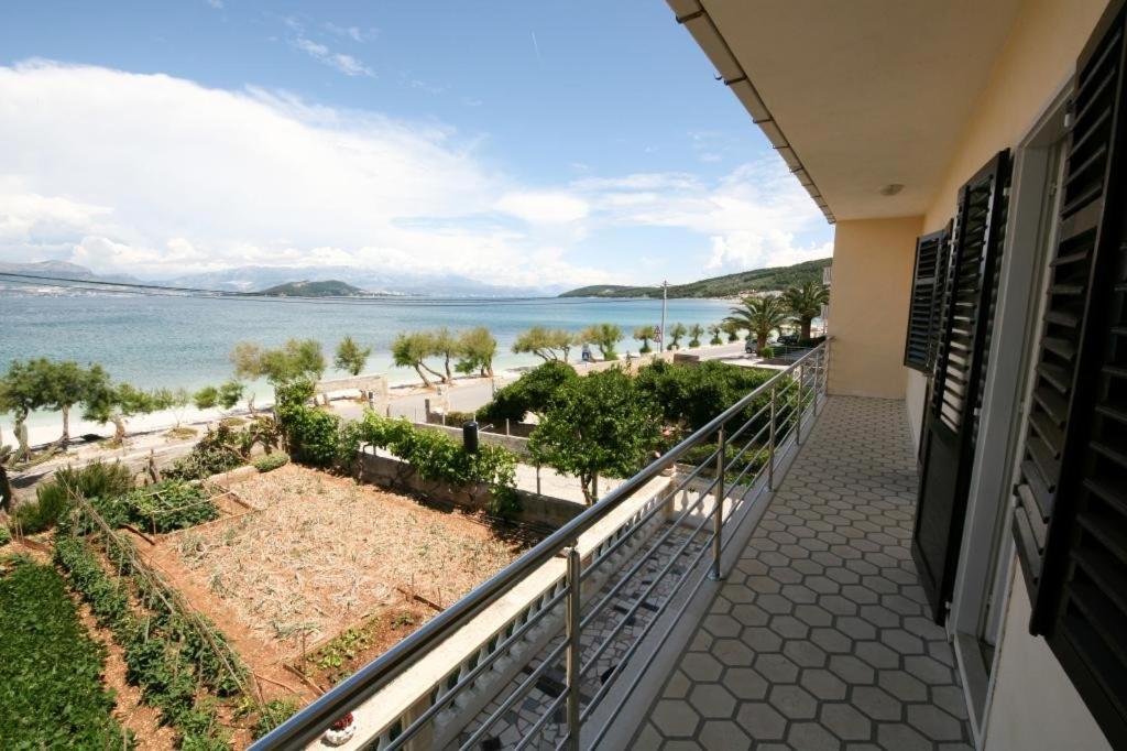 einen Balkon mit Meerblick in der Unterkunft Apartment Merica in Slatine