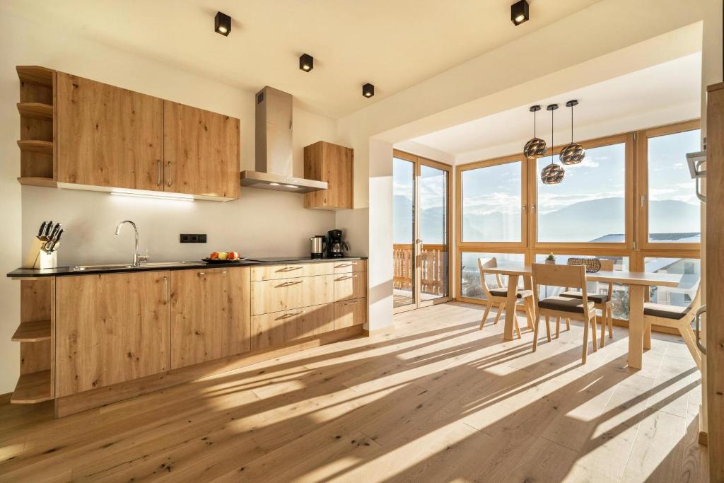 A kitchen or kitchenette at Apt Zirbe - Nockerhof