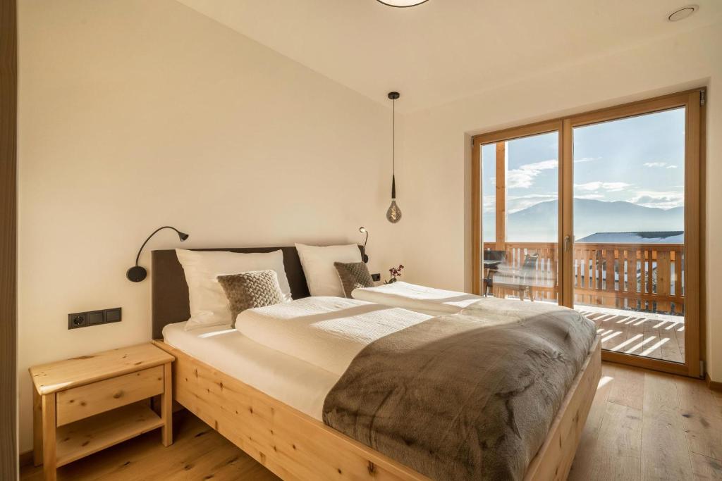 A bed or beds in a room at Apt Zirbe - Nockerhof