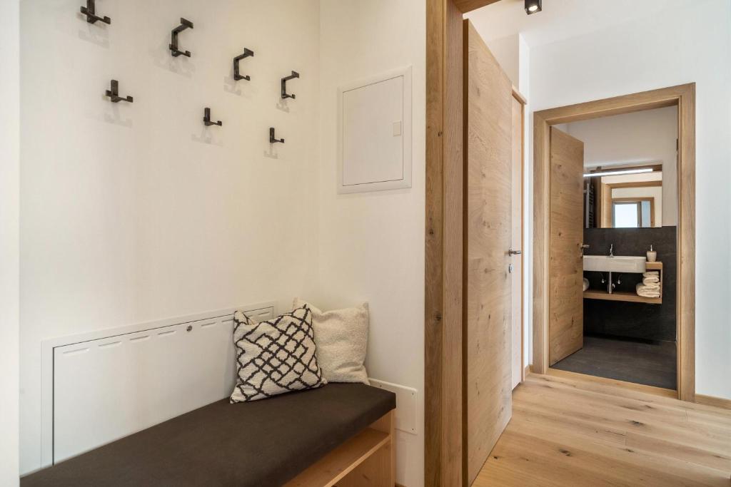 A bed or beds in a room at Apt Zirbe - Nockerhof