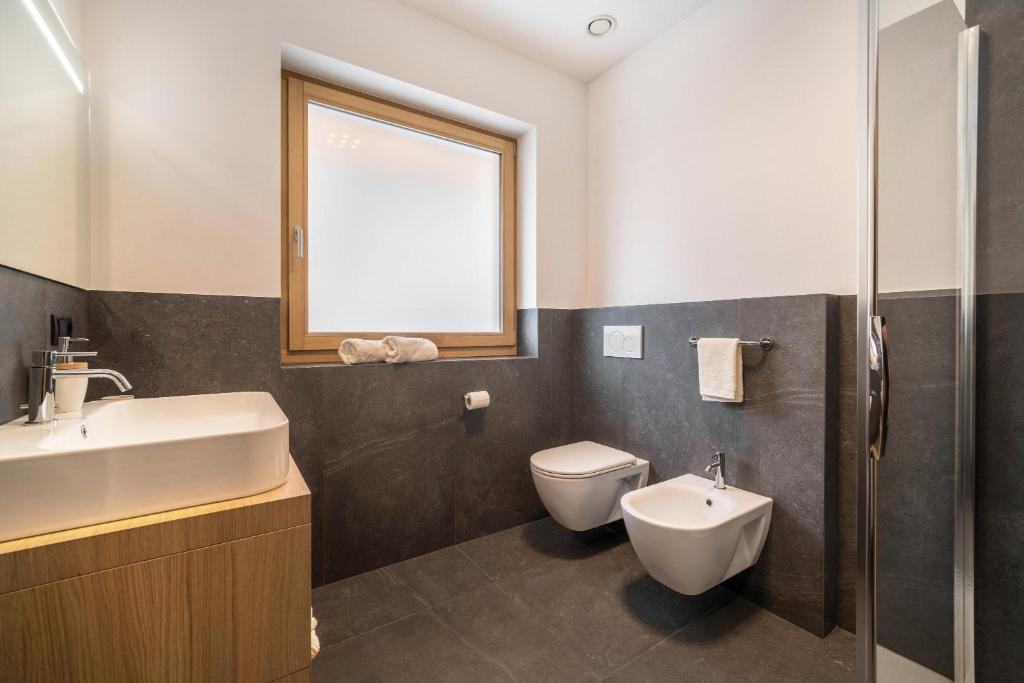 A bathroom at Apt Zirbe - Nockerhof