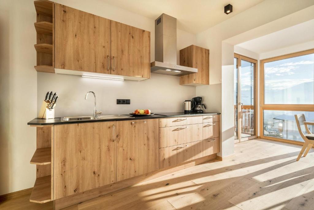 A kitchen or kitchenette at Apt Zirbe - Nockerhof