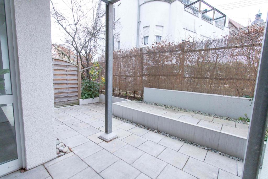 an outside view of a patio with a fence at Stadtwohnung am Alleenring in Kirchheim unter Teck