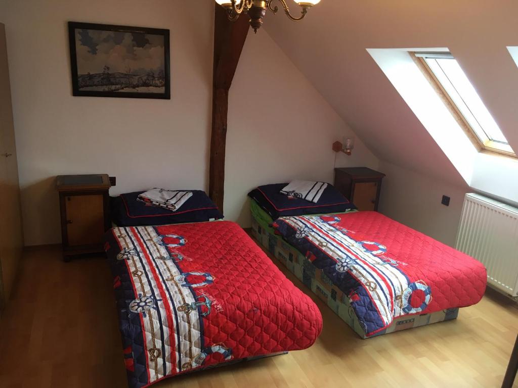 two beds in a room with a attic at Apartman Majak Sec in Seč