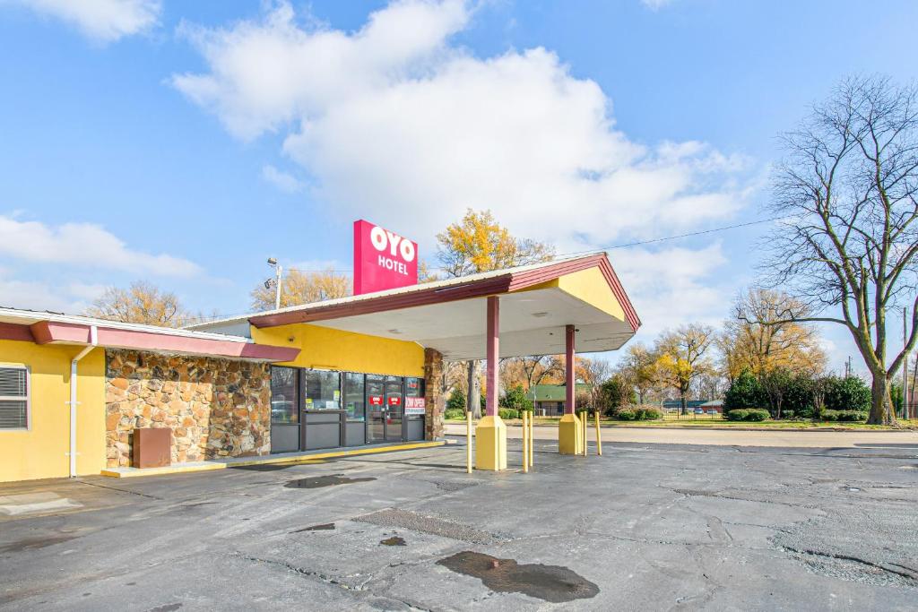 eine Kollgate-Tankstelle mit einem Colgate-Schild darauf in der Unterkunft OYO Hotel Blytheville AR I-55 in Blytheville