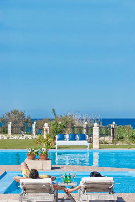 Bazén v ubytování Mrs Chryssana Beach Hotel nebo v jeho okolí