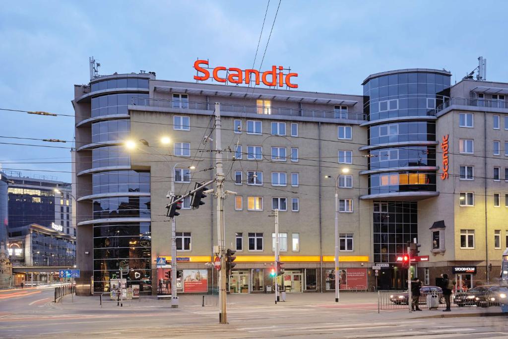 - un grand bâtiment avec une pancarte de style santart dans l'établissement Scandic Wrocław, à Wrocław