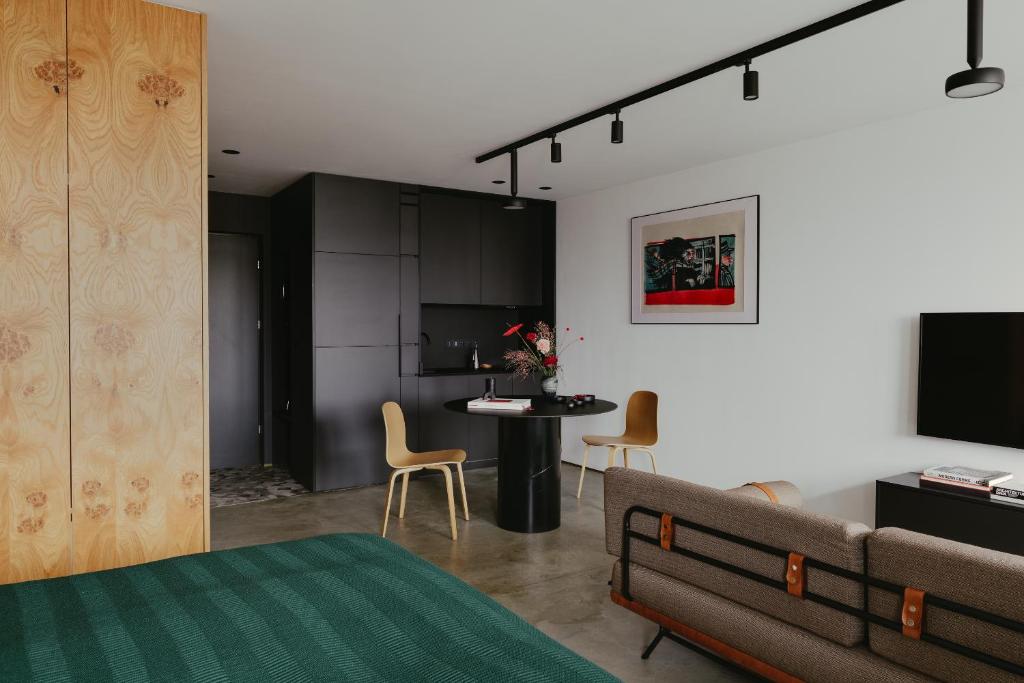 Televízia a/alebo spoločenská miestnosť v ubytovaní Apartament Strefa Kultury