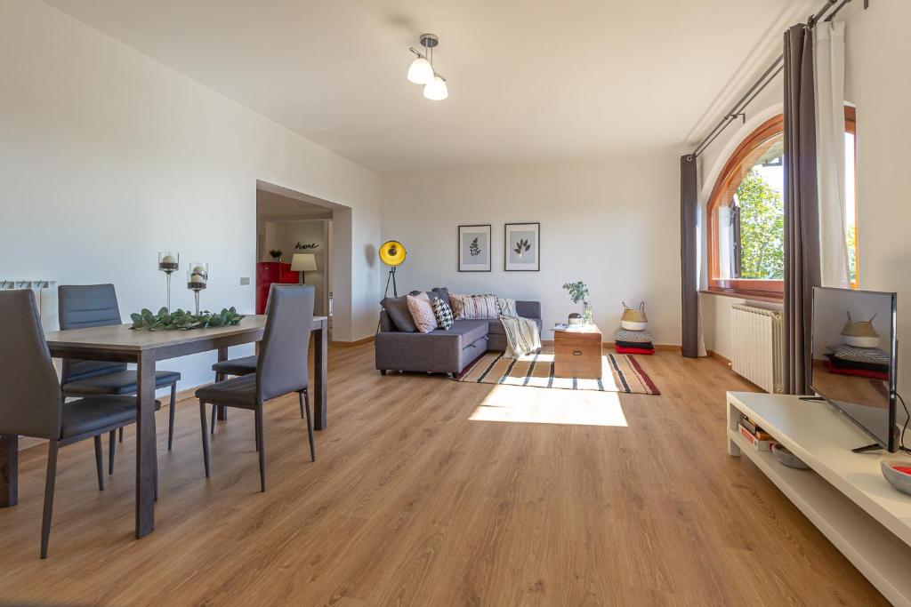 Posezení v ubytování Spacious Apartment with Garden & Air Conditioning - La Grande Finestra