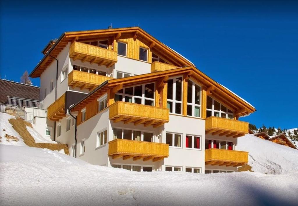 ein Gebäude mit gelben Balkonen im Schnee in der Unterkunft Obertauern Alps 4-Zimmer Appartement - Top 6 in Obertauern