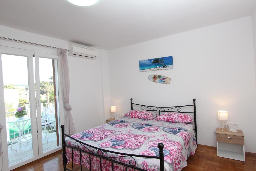 sypialnia z łóżkiem i balkonem w obiekcie Apartment Gabriel w Rovinj