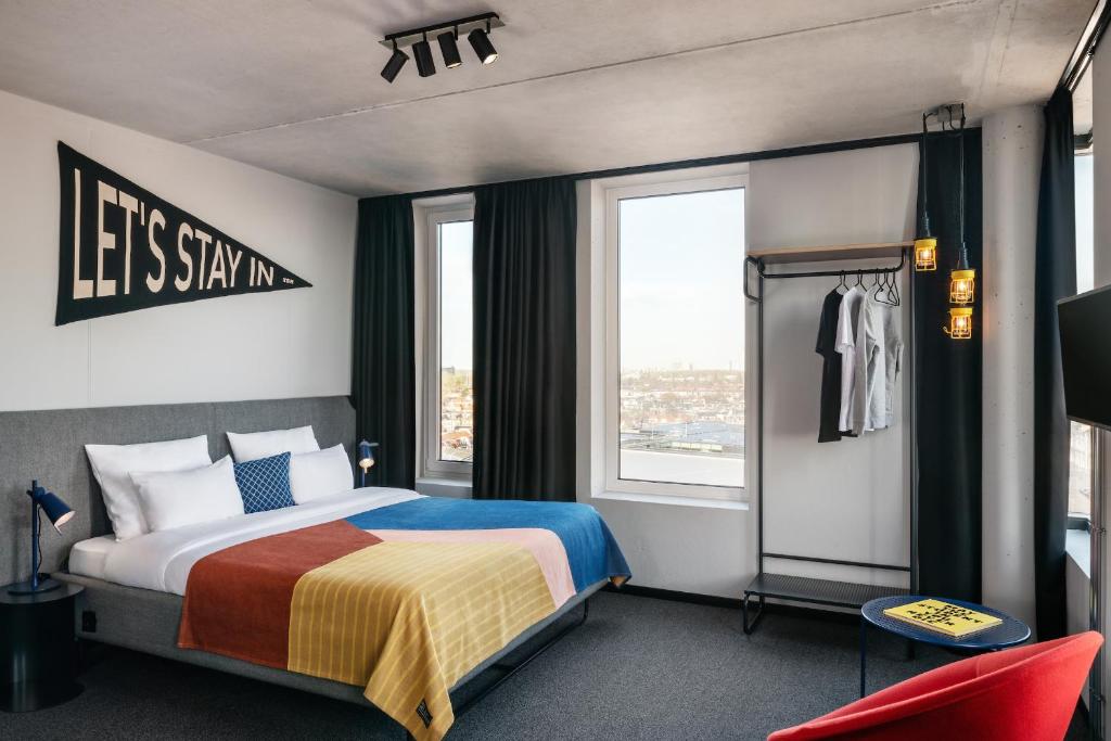 The Social Hub Delft tesisinde bir odada yatak veya yataklar