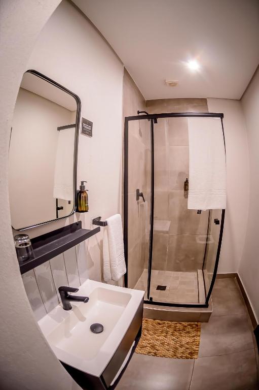 Uma casa de banho em Blackbrick Sandton One