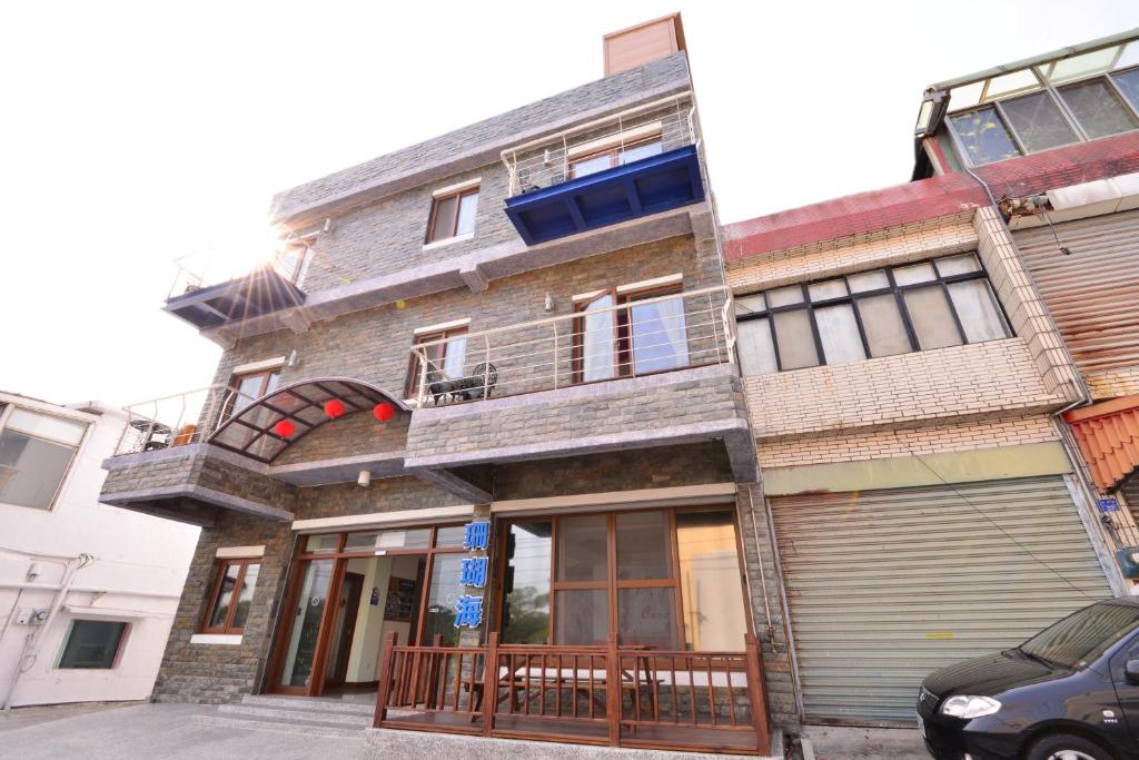 a building with a balcony on top of it at Kenting Coral Sea Resort Hotel in Kenting