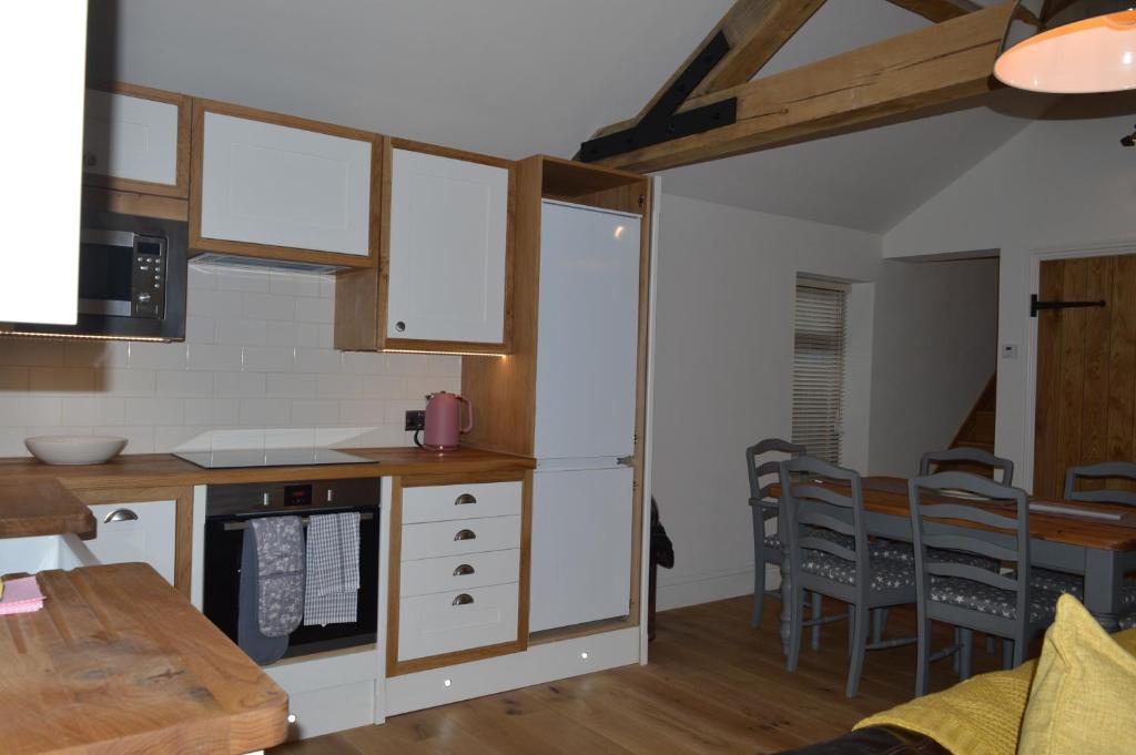 Cedar Lodge 2 ensuite bedroom cottage near Bath - Cottage With Garden View