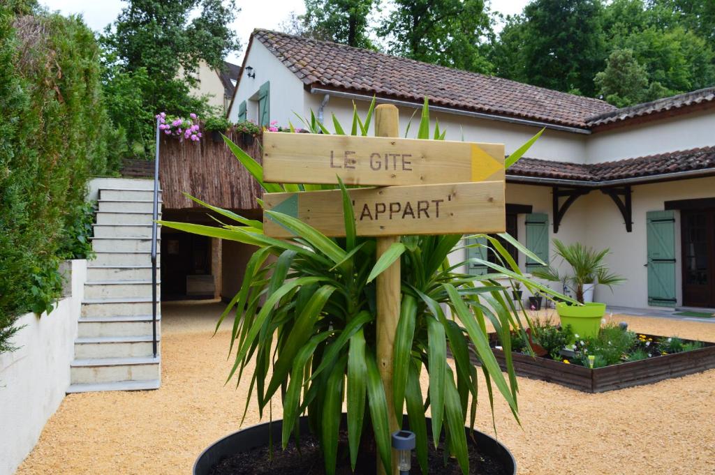 Un signe qui dit approche cadeau devant une maison dans l'établissement Les mansardes Le gîte, à Sarlat-la-Canéda