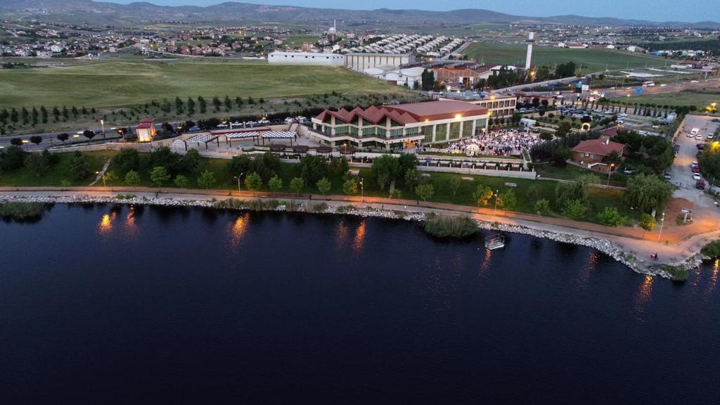 una vista aérea de una ciudad junto a un cuerpo de agua en Kronos Hotel, en Golbası