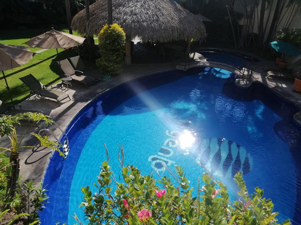 una gran piscina azul con en Hotel Argento en Cuernavaca