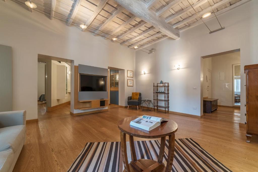 Telewizja i/lub zestaw kina domowego w obiekcie Piazza Navona Elegant Apartment