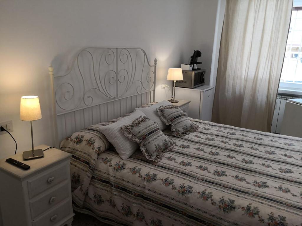 ein Schlafzimmer mit einem großen Bett mit Kissen darauf in der Unterkunft Sergio's Rooms & Studio close Tiburtina Station in Rom