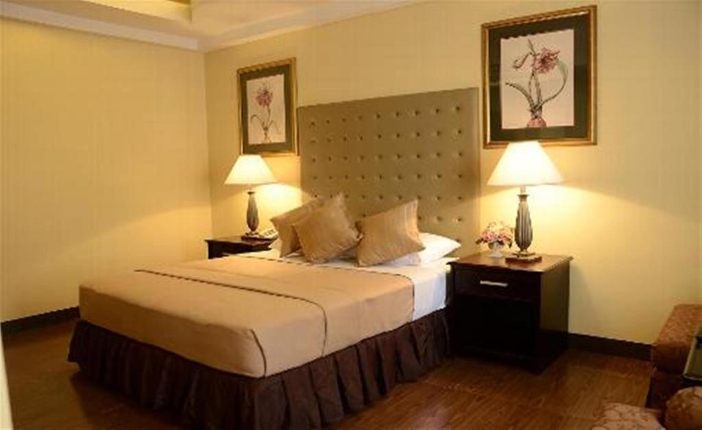 Postel nebo postele na pokoji v ubytování Silver Oaks Suites & Hotel