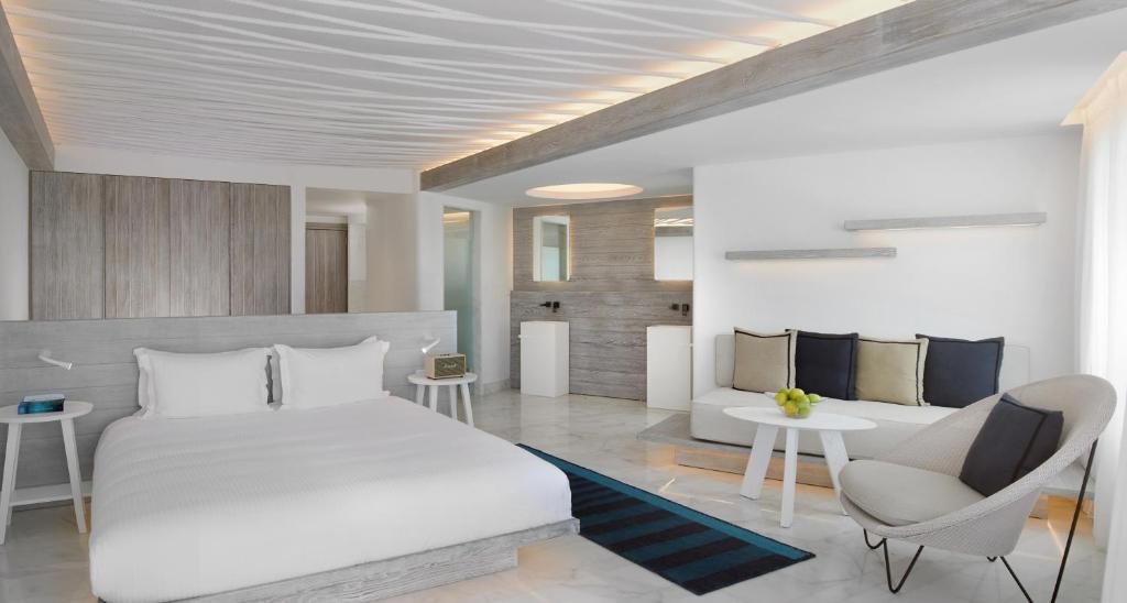 Säng eller sängar i ett rum på Mykonos Riviera Hotel & Spa, a member of Small Luxury Hotels of the World