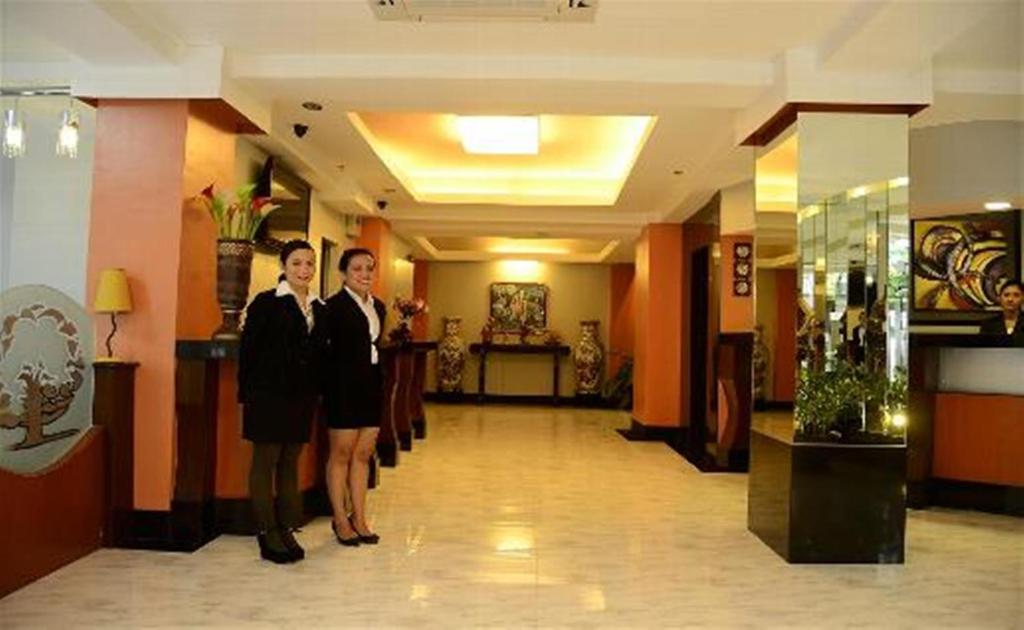 Členové personálu v ubytování Silver Oaks Suites & Hotel