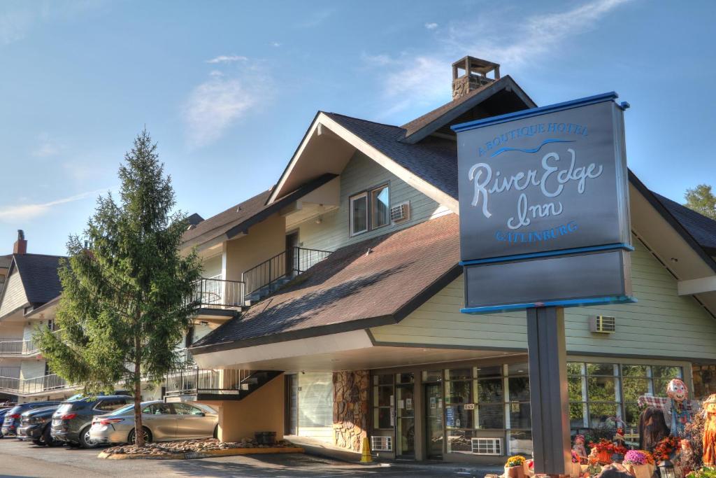 een bord voor een gebouw bij River Edge Inn in Gatlinburg