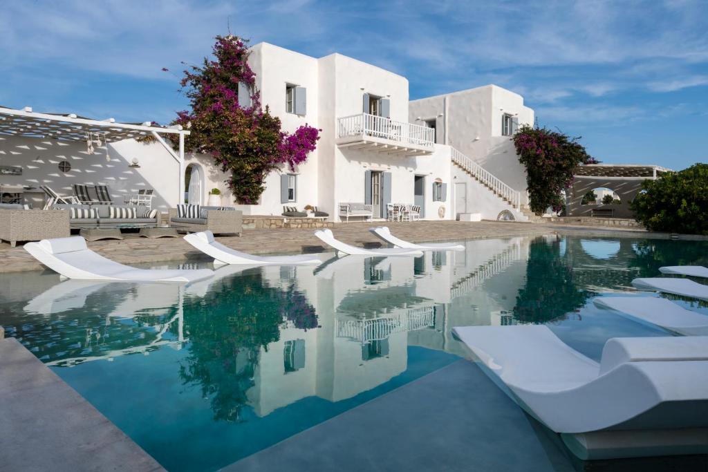 une villa avec une piscine en face d'un bâtiment dans l'établissement Villa Veni, à Santa Maria