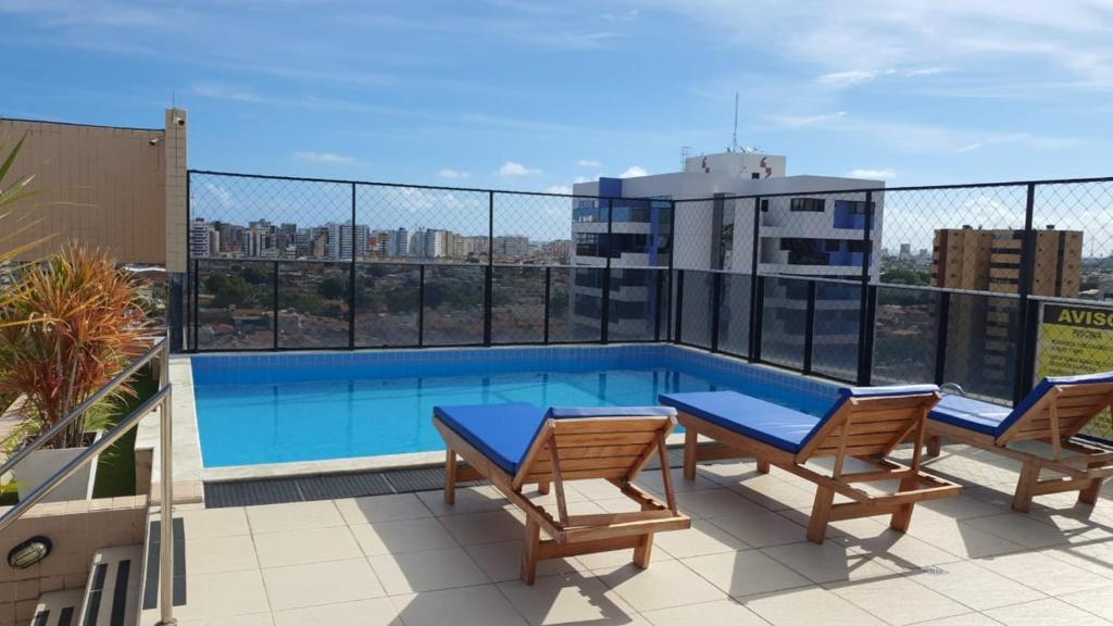 una piscina sul tetto di un edificio di Apartamento Renovatio Jatiuca - Castelo B Temporada a Maceió