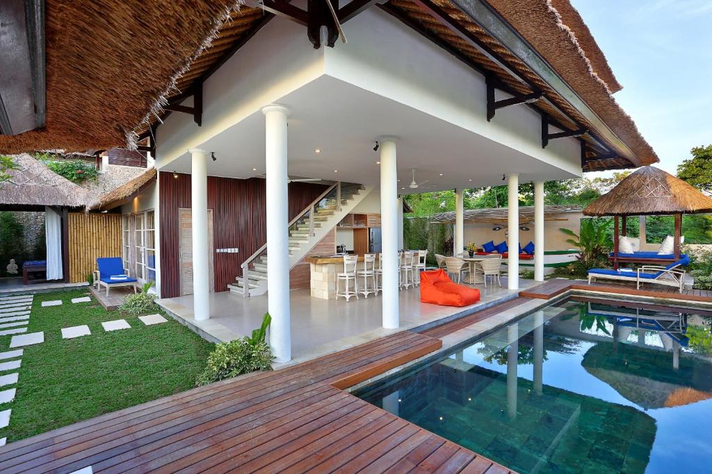 einem externen Blick auf ein Haus mit einem Pool in der Unterkunft Villa Bukit Nusa Lembongan in Nusa Lembongan