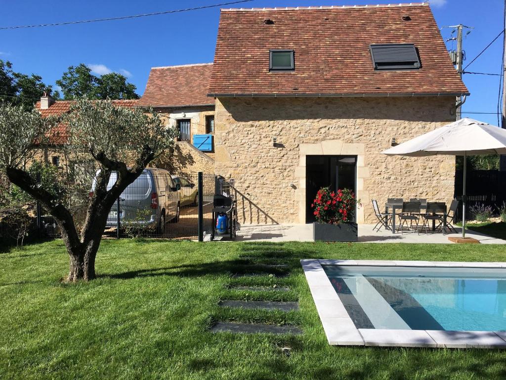 Bazén v ubytování Lou Niou De Ribillou nebo v jeho okolí