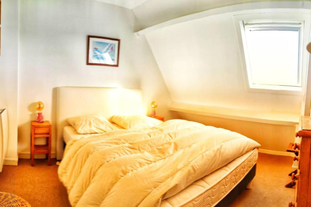A bed or beds in a room at Les Balcons de La Trinité - Vue sur mer et le port