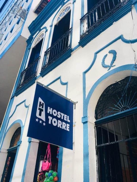 un edificio con un letrero de hospital en la esquina en Hostel Torre Bahia, en Salvador
