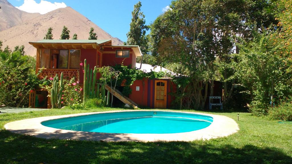 una pequeña piscina en el patio de una casa en El Jardín Secreto-Pisco Elqui en Pisco Elqui