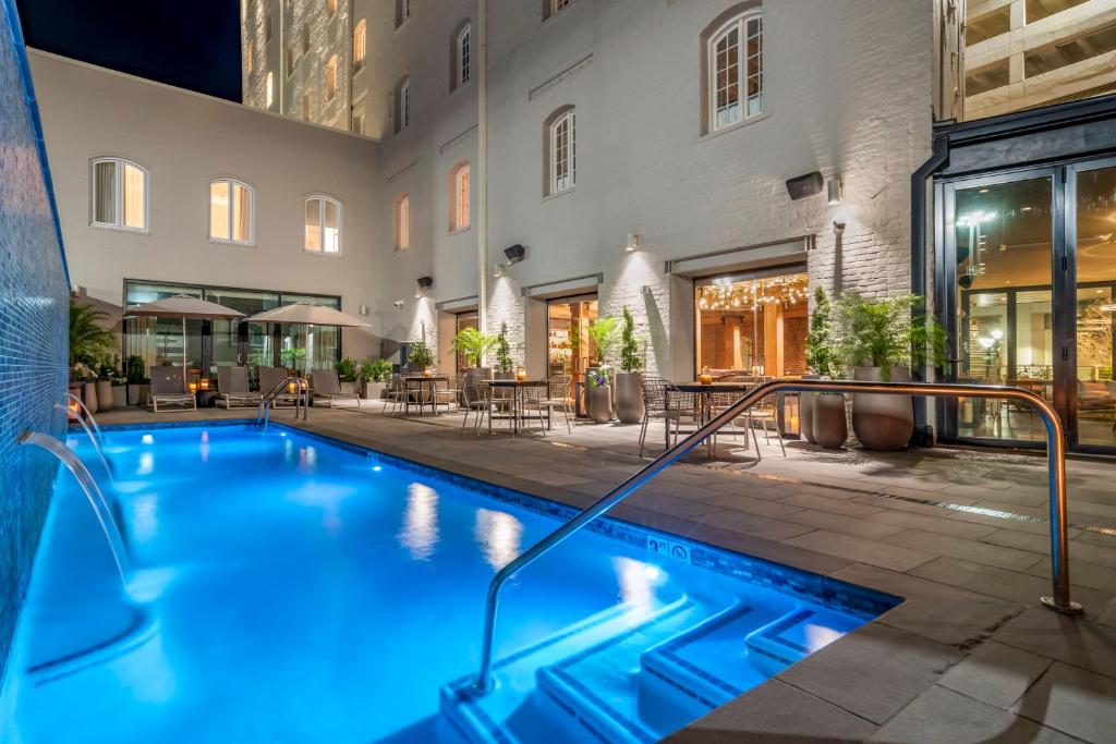 a swimming pool in the middle of a building at One11 Hotel in New Orleans