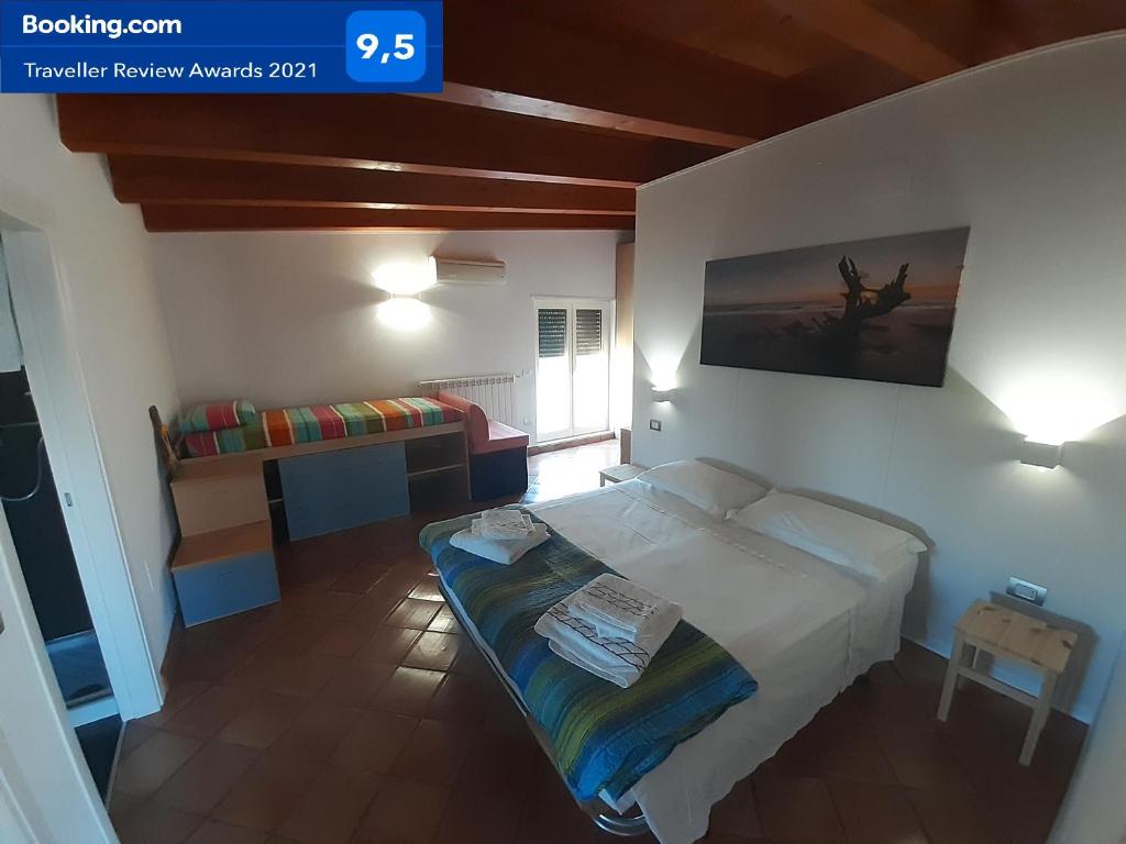 A bed or beds in a room at Casa Torre Palomba (Castel del Monte-Trani)